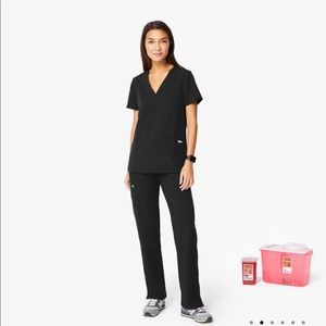 Kade cargo figs scrub pants black small